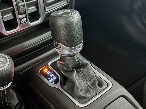 Used 2025 Jeep Wrangler Sahara image 24