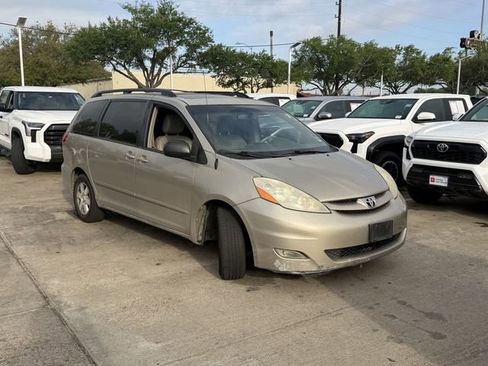 Used 2010 Toyota Sienna XLE image 3