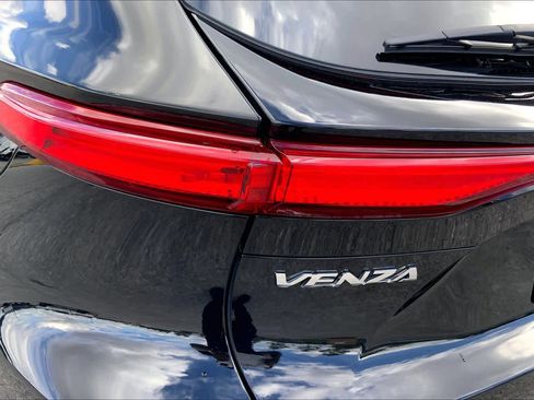 Certified 2024 Toyota Venza XLE image 28
