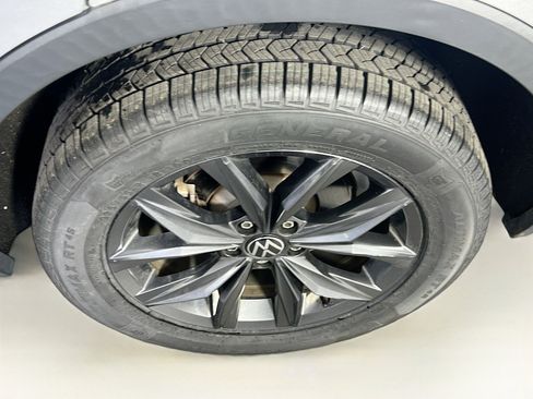 Used 2022 Volkswagen Tiguan SE AWD/4WD image 30