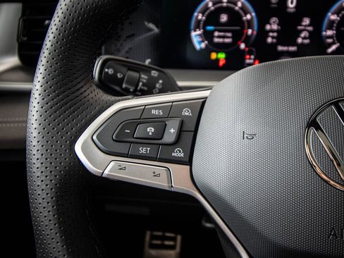 New 2026 Volkswagen Tiguan SE R-Line FWD image 38