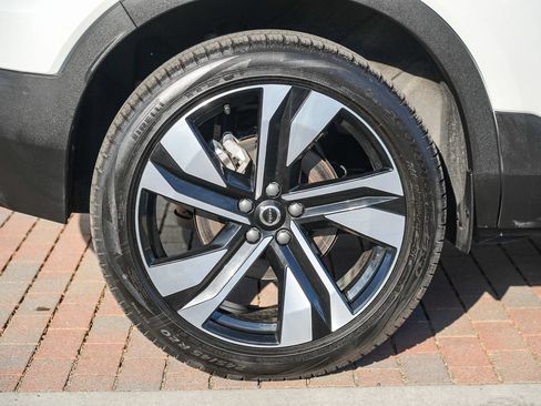 Used 2025 Volvo XC40 B5 Plus AWD/4WD image 11