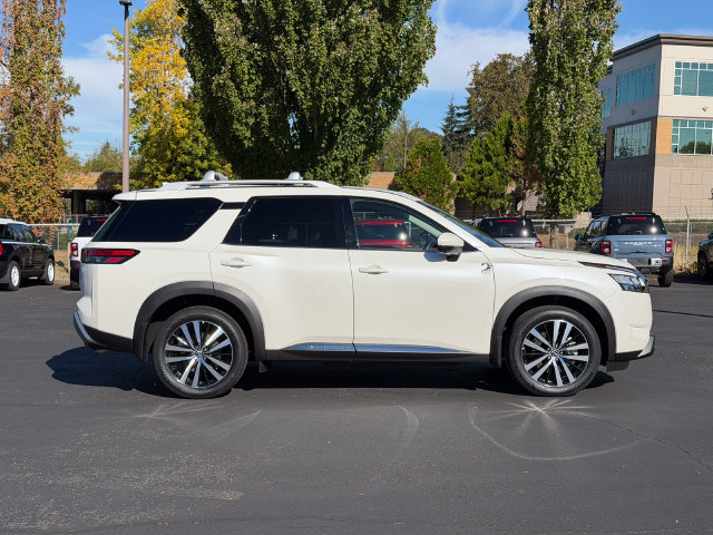 Used 2024 Nissan Pathfinder Platinum w/ Cargo Package AWD/4WD image 2