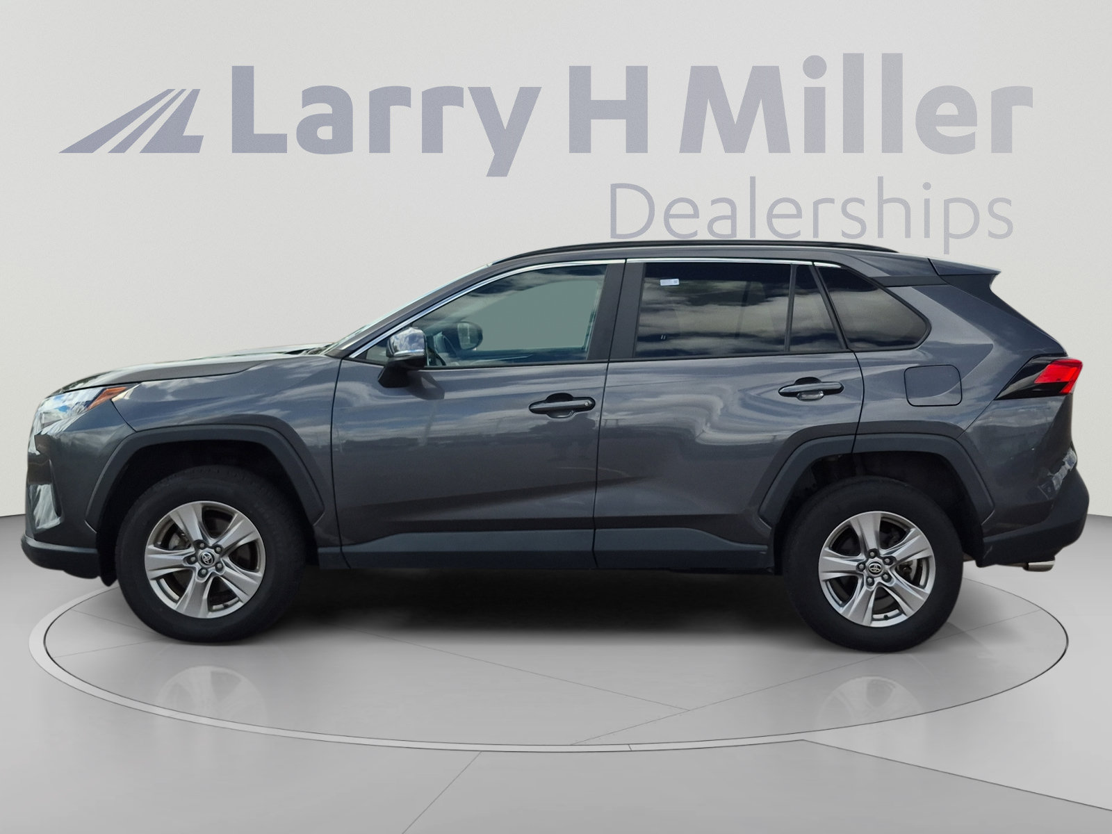 Used 2024 Toyota RAV4 XLE AWD/4WD image 2