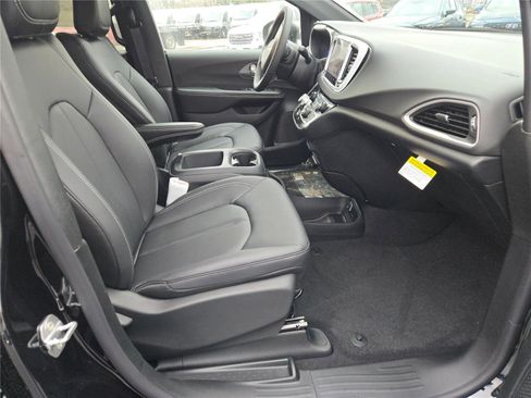 New 2026 Chrysler Voyager LX image 7