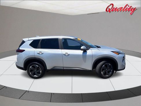 Used 2025 Nissan Rogue SV AWD/4WD image 2