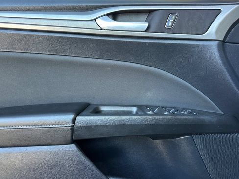 Used 2020 Ford Fusion SE FWD image 12