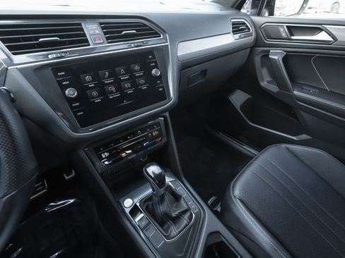 Used 2022 Volkswagen Tiguan SE R-Line image 12