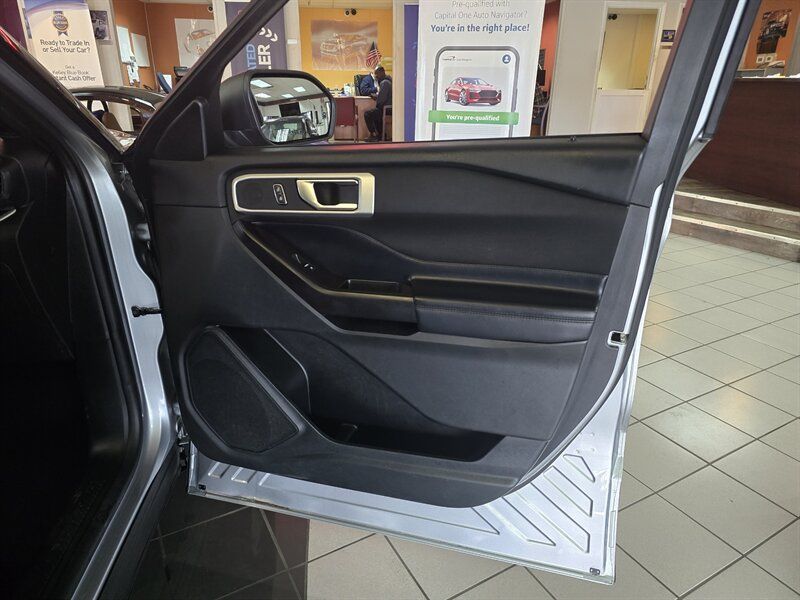Used 2020 Ford Explorer XLT AWD/4WD image 14