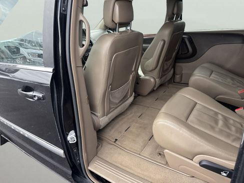 Used 2016 Chrysler Town & Country Touring image 11