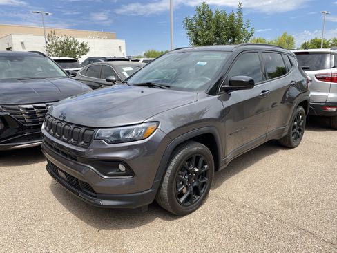 Used 2022 Jeep Compass Latitude FWD image 5