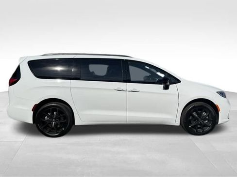 New 2026 Chrysler Pacifica Limited AWD/4WD image 8