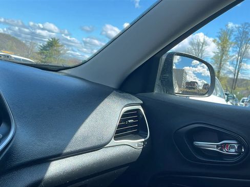 Used 2019 Jeep Cherokee Latitude Plus w/ Comfort/Convenience Group image 18