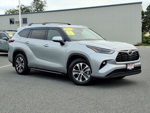 Used 2022 Toyota Highlander XLE AWD/4WD image 2