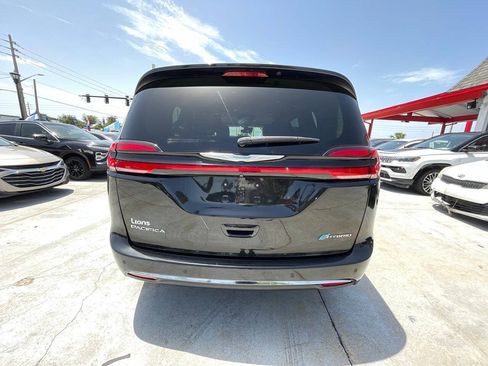 Used 2021 Chrysler Pacifica Touring-L FWD image 4