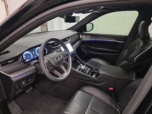 Used 2024 Jeep Grand Cherokee Overland w/ Luxury Tech Group IV image 12