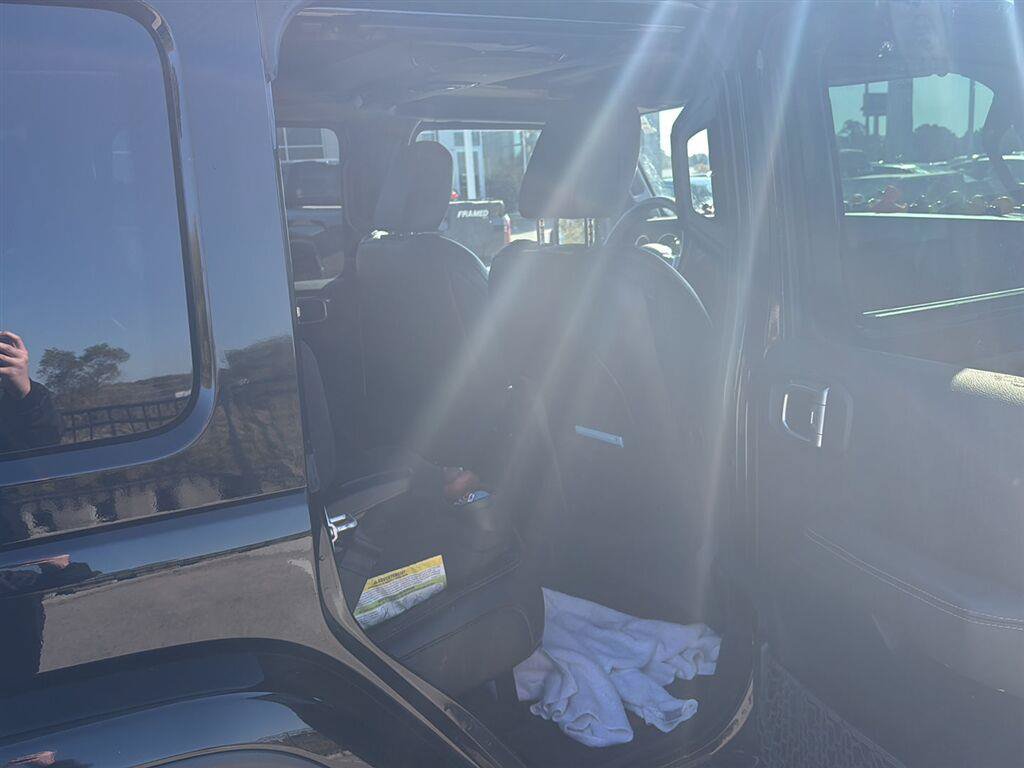 Used 2019 Jeep Wrangler Unlimited Sahara AWD/4WD image 18