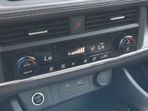 Used 2023 Nissan Rogue SV image 17