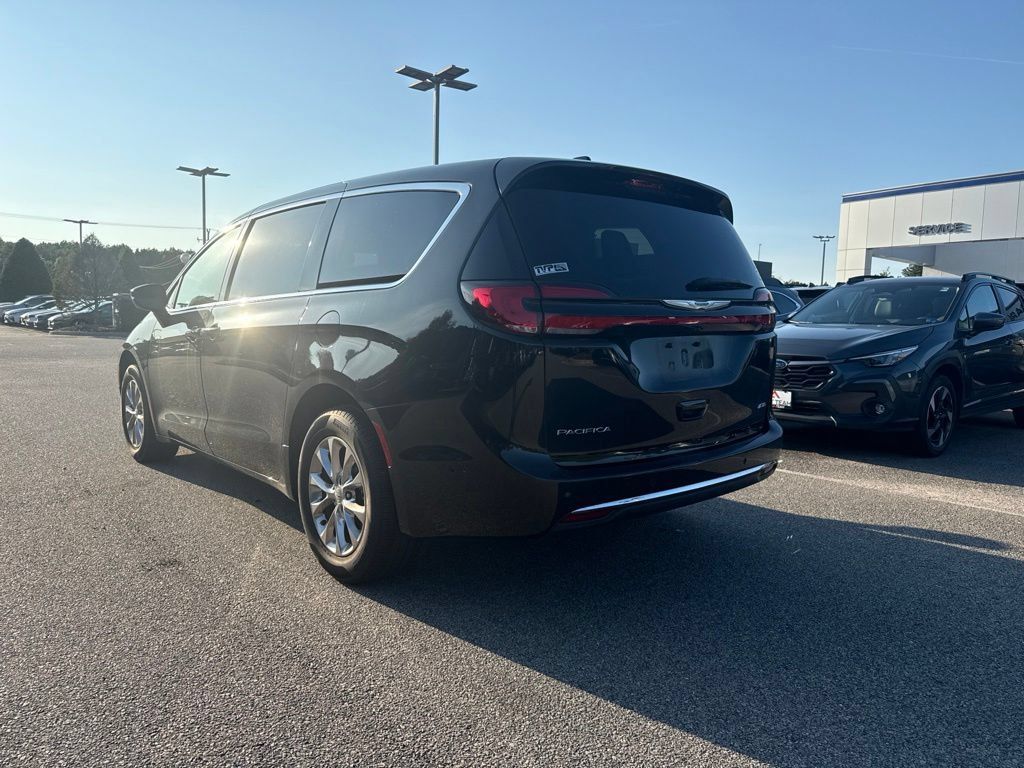Used 2023 Chrysler Pacifica Touring-L AWD/4WD image 3