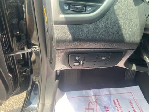 Used 2015 Hyundai Veloster image 14