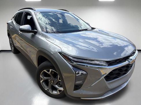 Used 2024 Chevrolet Trax LT w/ Driver Confidence Package FWD image 2