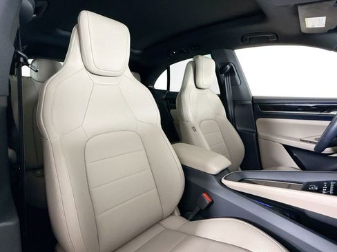Used 2025 Porsche Macan Electric RWD image 14