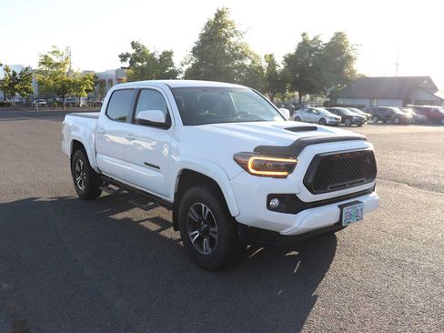 Used 2017 Toyota Tacoma TRD Sport w/ Tow Package (A/T) AWD/4WD image 3