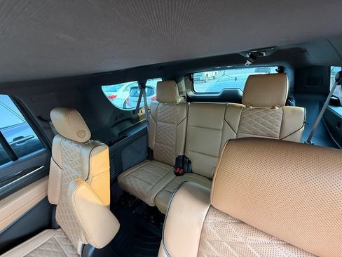 Used 2022 Cadillac Escalade ESV Premium Luxury w/ Performance Package AWD/4WD image 8