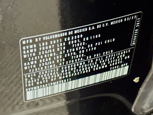 Used 2023 Volkswagen Tiguan SE w/ Panoramic Sunroof Package image 12