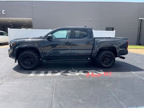 Used 2025 Toyota Tacoma SR5 AWD/4WD image 2