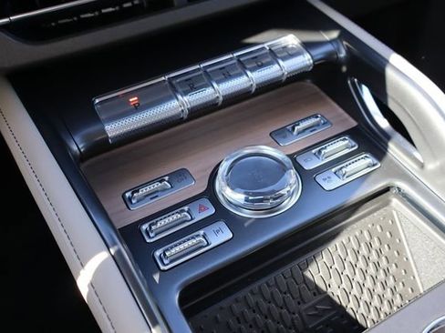 New 2025 Lincoln Nautilus Reserve image 10