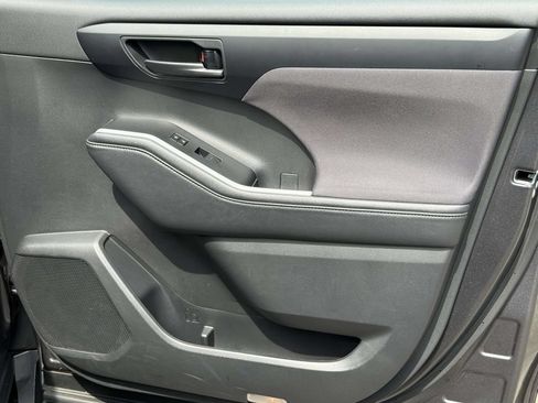 Used 2020 Toyota Highlander LE FWD image 7