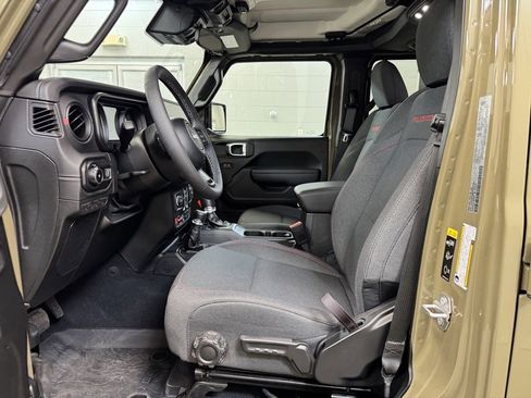 Used 2025 Jeep Wrangler Unlimited Rubicon image 11