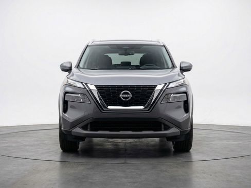 Used 2025 Nissan Rogue SV image 2