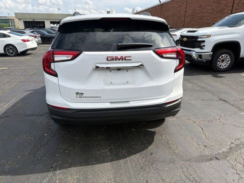 Used 2024 GMC Terrain SLE w/ Driver Convenience Package FWD image 3