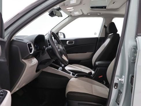 Used 2025 Hyundai Venue SEL FWD image 11