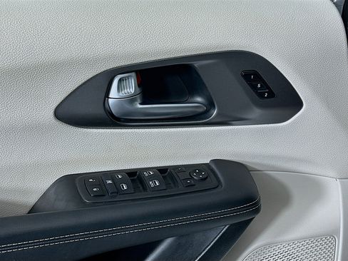 Used 2024 Chrysler Pacifica Touring-L image 15