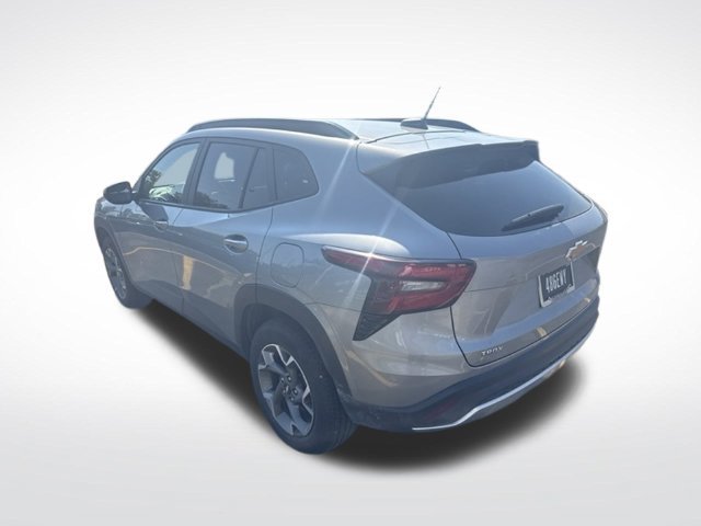 Used 2025 Chevrolet Trax LT FWD image 2