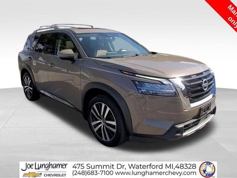 Used 2024 Nissan Pathfinder Platinum w/ Cargo Package AWD/4WD image 2