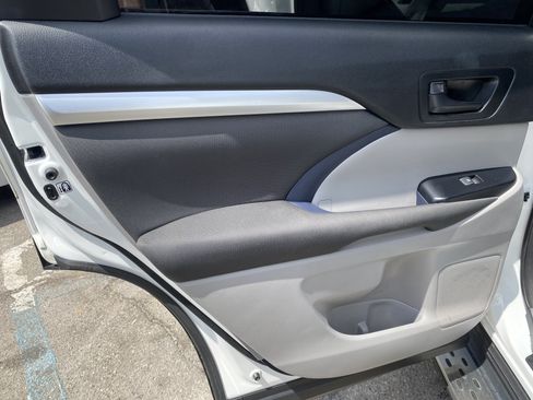 Used 2018 Toyota Highlander LE FWD image 16