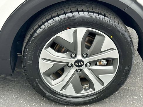 Used 2019 Kia Niro EX image 32