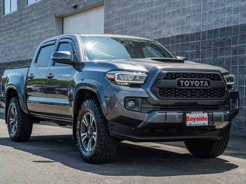 Used 2016 Toyota Tacoma TRD Sport w/ Premium & Technology Package AWD/4WD image 2