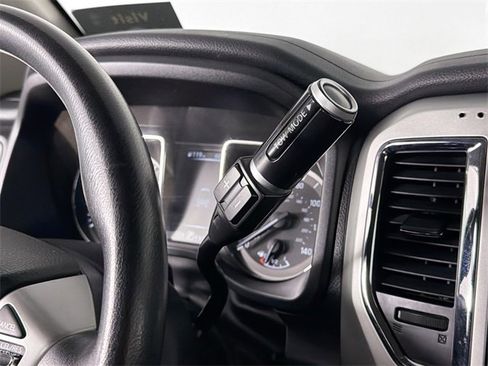 Used 2018 Nissan Titan SV image 16