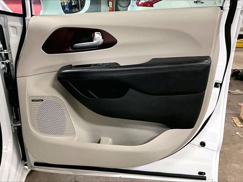 Used 2017 Chrysler Pacifica Limited image 22