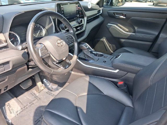 Used 2021 Toyota Highlander XLE FWD image 11