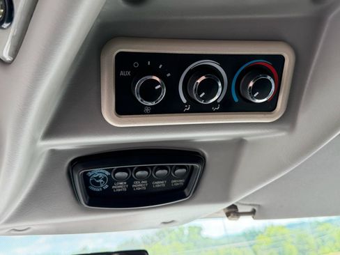 Used 2017 Chevrolet Express 2500 RWD image 25