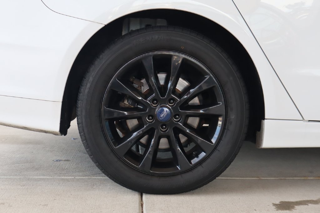 Used 2017 Ford Fusion SE w/ Fusion SE Technology Package FWD image 11
