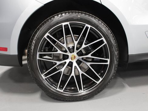 New 2026 Porsche Macan image 13