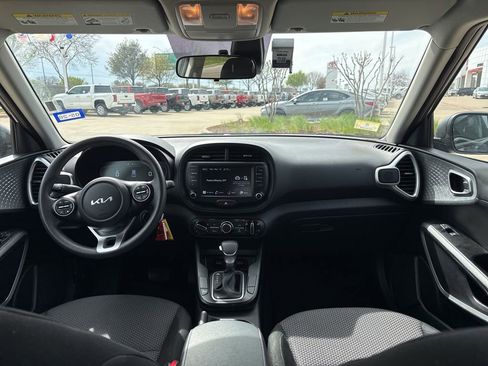 Used 2023 Kia Soul LX w/ LX Technology Package image 11