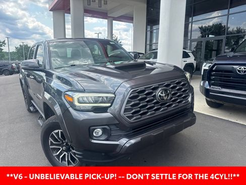 Used 2022 Toyota Tacoma TRD Sport AWD/4WD image 3
